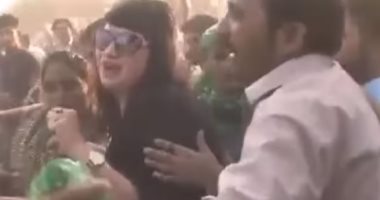 فيديو.. تحرش جماعى لناشطة فى الحزب الحاكم الباكستانى 