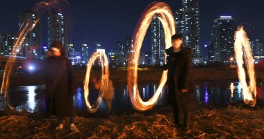 صور..الألعاب النارية تزين كوريا الجنوبية احتفالات باكتمال القمر وبدء موسم الحصاد