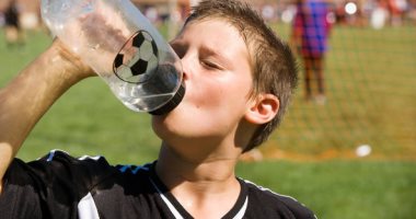 اعرفى مواعيد وكميات المياه لطفلك الرياضى قبل وبعد التمرين
