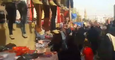 فيديو.. الباعة يغلقون الشوارع المؤدية لمستشفى المطرية