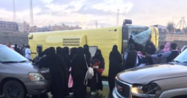 صور.. إصابة 15 طالبة فى انقلاب حافلة تابعة لجامعة الملك خالد فى السعودية