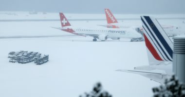 صور.. الثلوج والطقس المتجمد يعيق حركة السفر فى مطار كوينترين بجنيف
