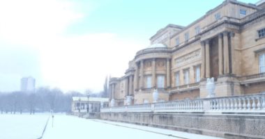 صور.. الثلوج تغطى قصر بكنجهام فى لندن