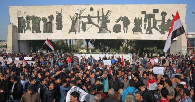 صور.. عراقيون يتظاهرون فى ساحة التحرير بالعاصمة بغداد احتجاجا على الفساد