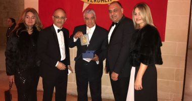 رئيسة جمهورية مالطا تمنح زاهى حواس جائزة "التفرد السياحى"