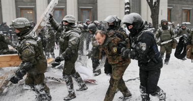 اشتباكات بين الشرطة الأوكرانية ومتظاهرين حاولوا اقتحام البرلمان