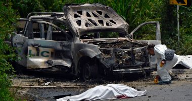 صور.. مقتل شرطيين بعد تعرض سيارتهما لهجوم بالقنابل اليدوية فى كولومبيا