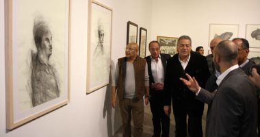  صور.. رئيس قطاع الفنون التشكيلية يفتتح صالون القاهرة بقصر الفنون بالأوبرا
