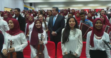 صور.. وزير التعليم العالى يشارك طلاب جامعة أسوان ترديد أغنية "يلا بلادى"