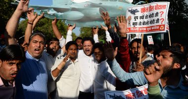 صور.. مظاهرات فى نيوديلهى ضد شراء الهند لـ36 طائرة من طراز "رافال"