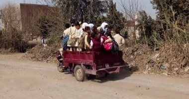 صور..مواطن يشكو من نقل الطلاب بـ"تروسيكل" بقرية ابشواى فى الفيوم
