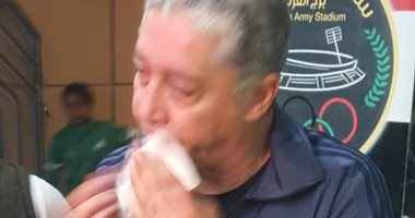 محمد عمر يدخل فى نوبة بكاء شديدة بعد هتاف الجماهير لنجله الشهيد