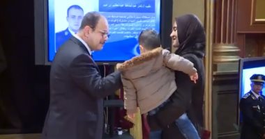 فيديو.. وزير الداخلية يكرم أسر شهداء الشرطة