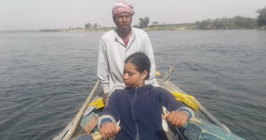 فيديو وصور.. زينب عمرها 15 سنة وتعمل فى الصيد لمساعدة والدها المريض