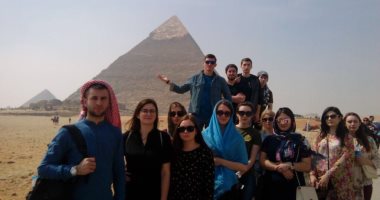 صور .. طلاب روس يزورون الأهرامات ومتحف القاهرة على هامش دراستهم فى أسيوط 