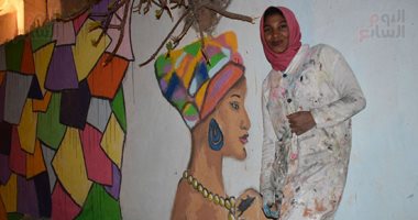 صور.. حكاية فتاة نوبية ترسم تراثها على جدران شوارع الإسكندرية بفحم الشيشة