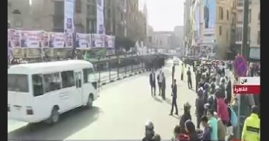 المئات يصطفون بشارع الأزهر لتحية الرئيس السيسي وولى العهد السعودى