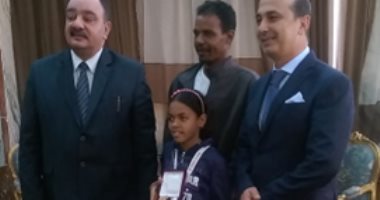 صور.. وزير الداخلية يكرم الطفلة الفائزة بماراثون مجدى يعقوب للجرى