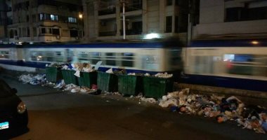 صور.. انتشار القمامة بجوار محطة ترام زيزينيا فى الإسكندرية