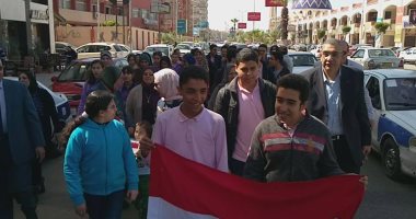صور.. طلاب مدرسة ابتدائية ببورسعيد ينظمون مسيرة للتبرع لصندوق "تحيا مصر"  