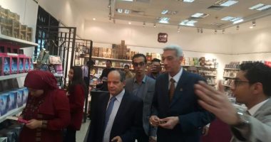 صور.. افتتاح معرض "عصير الكتب" فى قصر ثقافة سوهاج