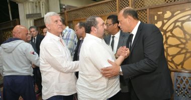 زيزو وأحمد مرتضى والدهشورى آخر الحضور فى عزاء والدة هشام يكن