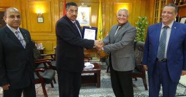 رئيس جامعة المنيا يبحث إنشاء اتحاد مع نقابة العلميين