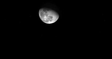القمر قرب كوكب المريخ الليلة فى ظاهرة مشاهدة بالعين المجردة