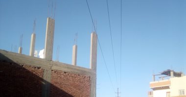 قارئ يطالب بنقل أسلاك كهرباء الأعمدة المارة أعلى منازلهم فى كوم العرب بسوهاج