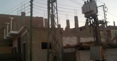 قارئ يشكو من وجود محولات الكهرباء وسط المنازل بقرية الريانية بسوهاج
