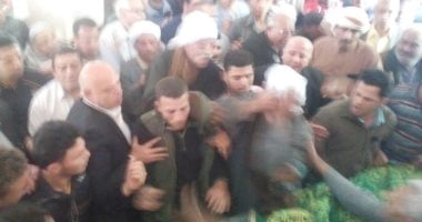صور.. المئات يشيعون جنازة شهيد سيناء بكفر الصحافة فى طوخ