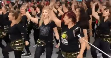 فيديو.. فتيات تركيات يشعلن شوارع أزمير رقصًا على أنغام بشرة خير