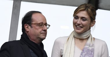 صور.. رئيس فرنسا السابق يصطحب الممثلة جولى جاييت لمشاهدة مباراة للرجبى