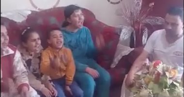 فيديو.. أب بالمنوفية يحفظ أولاده نشيد "قالوا إيه": لازم نعلم ولادنا الانتماء