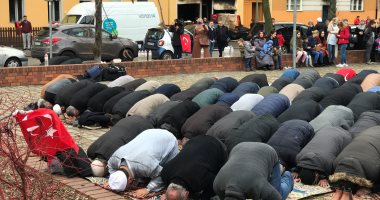 صور.. مسلمون يصلون خارج مسجد تعرض لاعتداء بزجاجات حارقة ببرلين