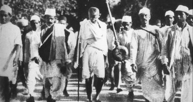 غاندي يبدأ مسيرة 241 ميلاً من العصيان المدنى.. وقائع ثورة الملح عام 1930