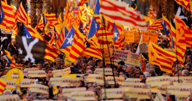 صور.. عشرات آلاف المتظاهرين فى برشلونة من أجل استقلال إقليم كتالونيا