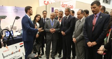 وزير الرياضة يتفقد معرض الابتكارات العلمية بمنتدى شباب الإسكندرية