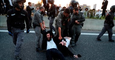 صور.. تجدد الاشتباكات بين الشرطة الإسرائيلية واليهود المحتجين ضد التجنيد