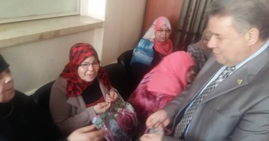 صور.. رئيس جامعة بنها يقدم هدايا للنزيلات بدار المسنين احتفالا بعيد الأم