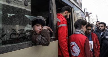 الهلال الأحمر السورى يجلى حالات طبية وأطفال من الغوطة الشرقية (صور)