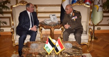 وزير الدفاع يستقبل رئيس مجلس الوزراء بالمملكة الأردنية الهاشمية