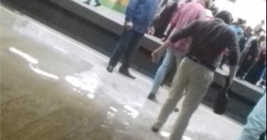 قارئ يشارك بصورة كسر ماسورة مياه بمحطة مترو السادات وغرق الرصيف