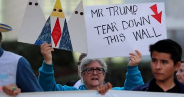 صور.. تظاهرات فى كاليفورنيا للتنديد بزيارة ترامب المرتقبة
