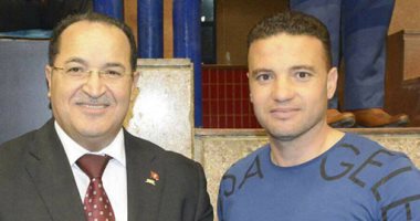 أنيس الشعلالى يُهدى سفير تونس بالقاهرة "قميص" الأهلى