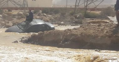 صور.. غرق طريق العين السخن ـ الزعفرانة بسبب تسرب مياه خزانات شركة أسمدة