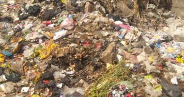 شكوى من انتشار القمامة بمدخل مجمع إسكو فى شبرا الخيمة