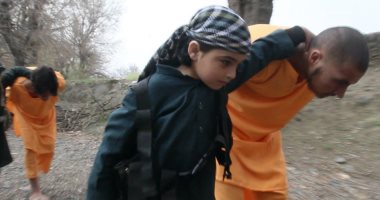 صور.. طفلان من داعش يعدمان 3 جنود أفغانيين رميًا بالرصاص فى ننجرهار