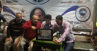 مستقبل وطن بأسيوط يوزع على المواطنين منشورات لدعم السيسي بمركز أبو تيج