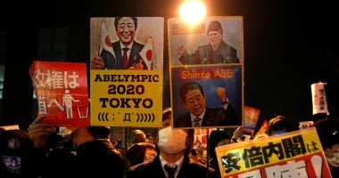 صور.. تظاهرات بطوكيو تطالب باستقالة رئيس الوزراء اليابانى شينزو آبى